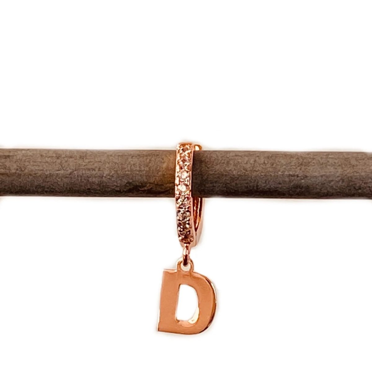 Orecchini con lettera mini cerchietto - immagine 5