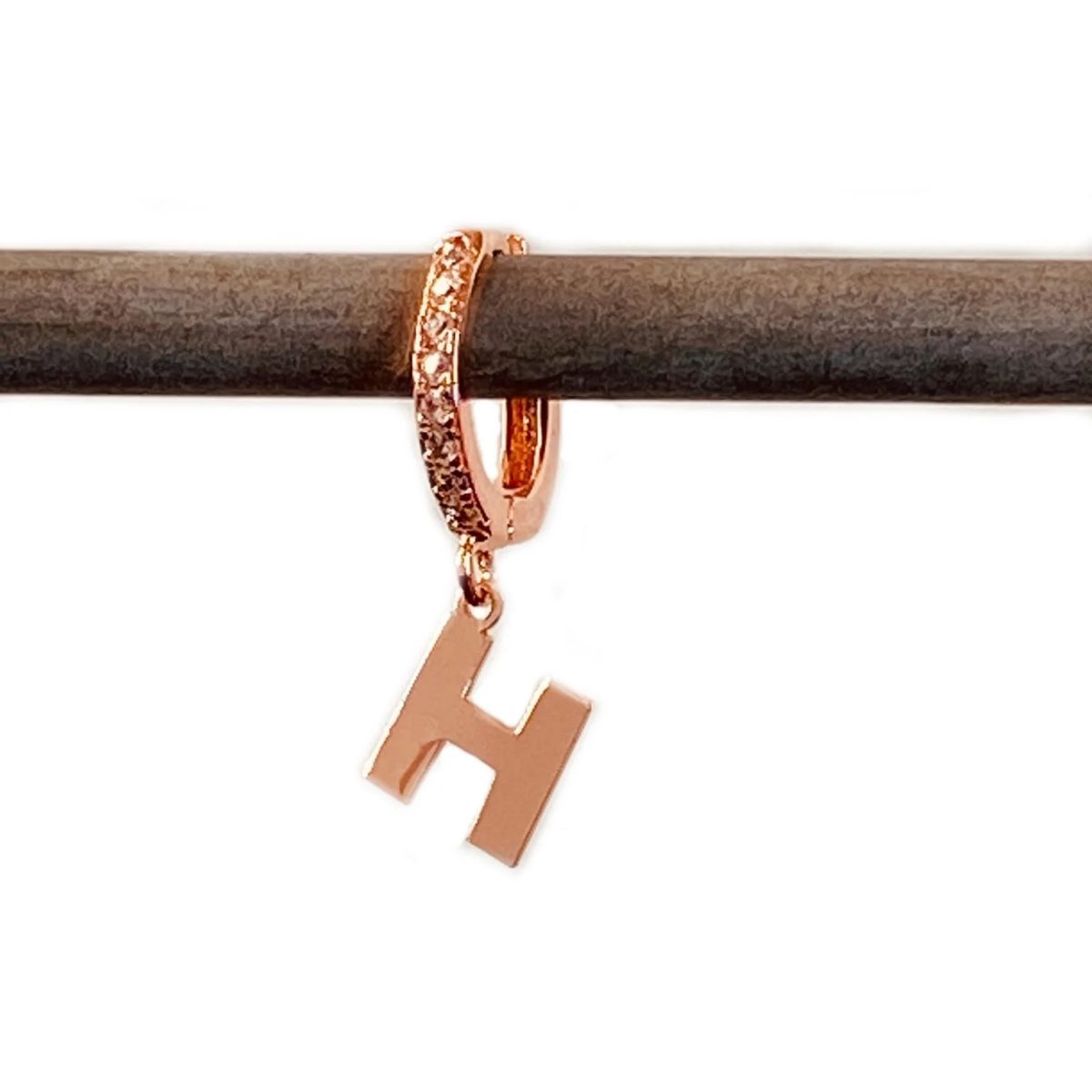 Orecchini con lettera mini cerchietto - immagine 9