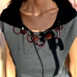 T shirt donna con applicazioni