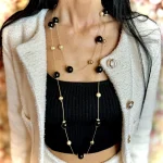 collana lunga dorata con sfere