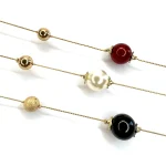 Collana lunga dorata con sfere