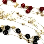 Collana lunga dorata con sfere